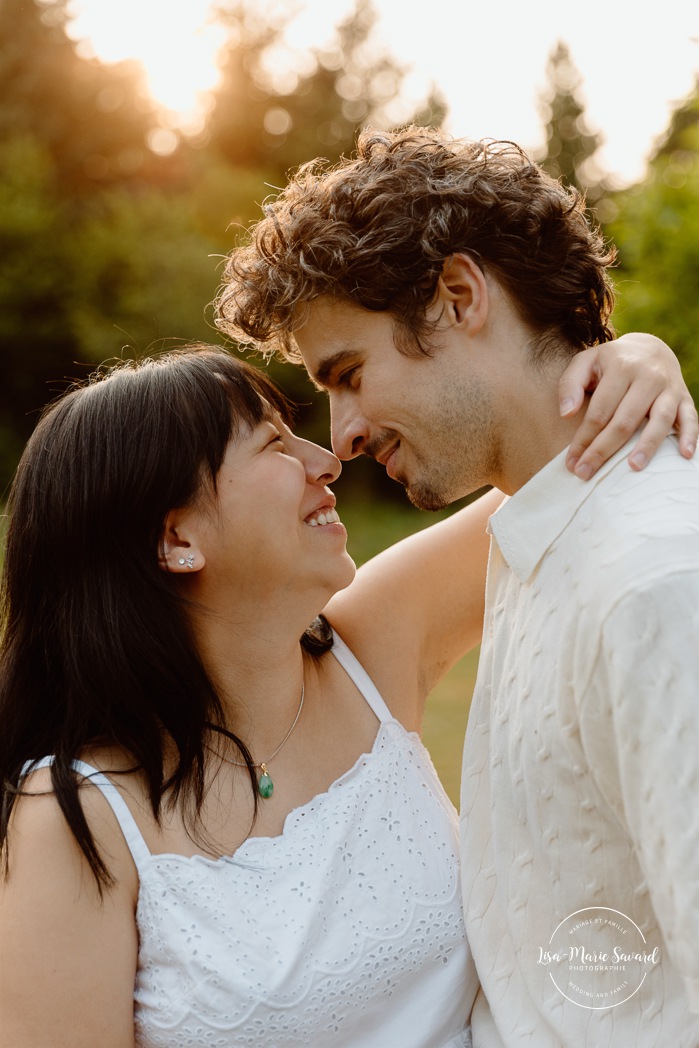 Countryside maternity photos. Wild field maternity photos. Séance photo au parc Maisonneuve. Maisonneuve Park photoshoot. Photographe maternité à Montréal. Montreal maternity photographer.