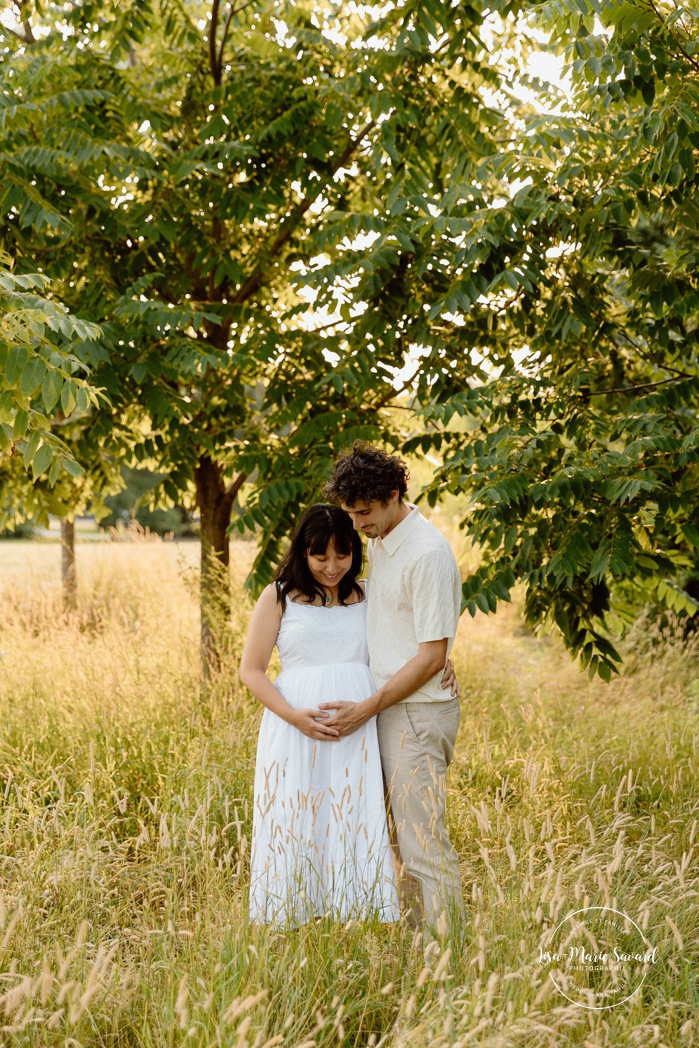 Countryside maternity photos. Wild field maternity photos. Séance photo au parc Maisonneuve. Maisonneuve Park photoshoot. Photographe maternité à Montréal. Montreal maternity photographer.