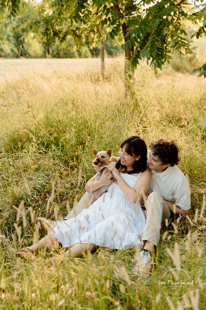Maternity photos with dog. Maternity photos with pet. Countryside maternity photos. Wild field maternity photos. Séance photo au parc Maisonneuve. Maisonneuve Park photoshoot. Photographe maternité à Montréal. Montreal maternity photographer.