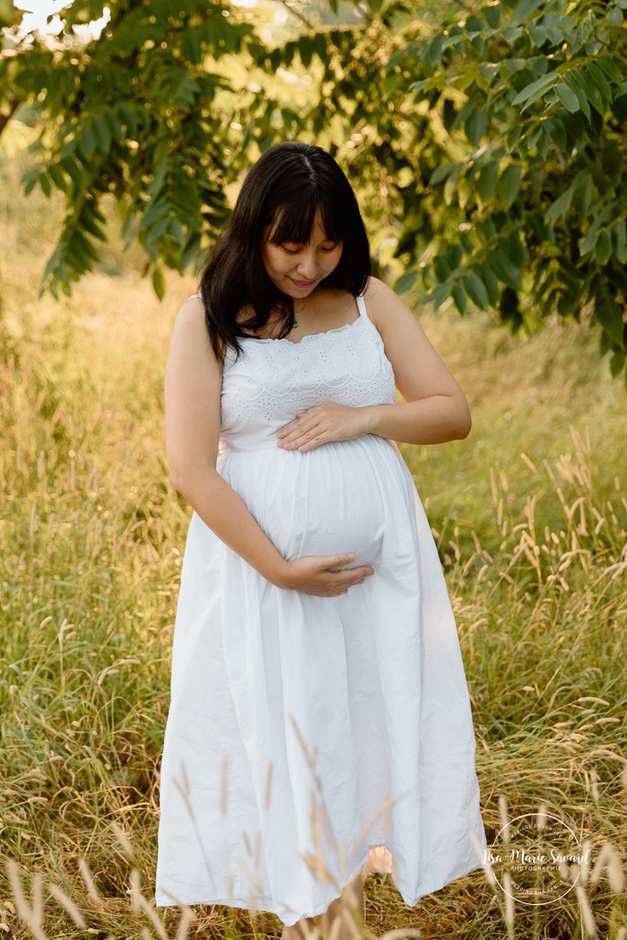 Countryside maternity photos. Wild field maternity photos. Séance photo au parc Maisonneuve. Maisonneuve Park photoshoot. Photographe maternité à Montréal. Montreal maternity photographer.