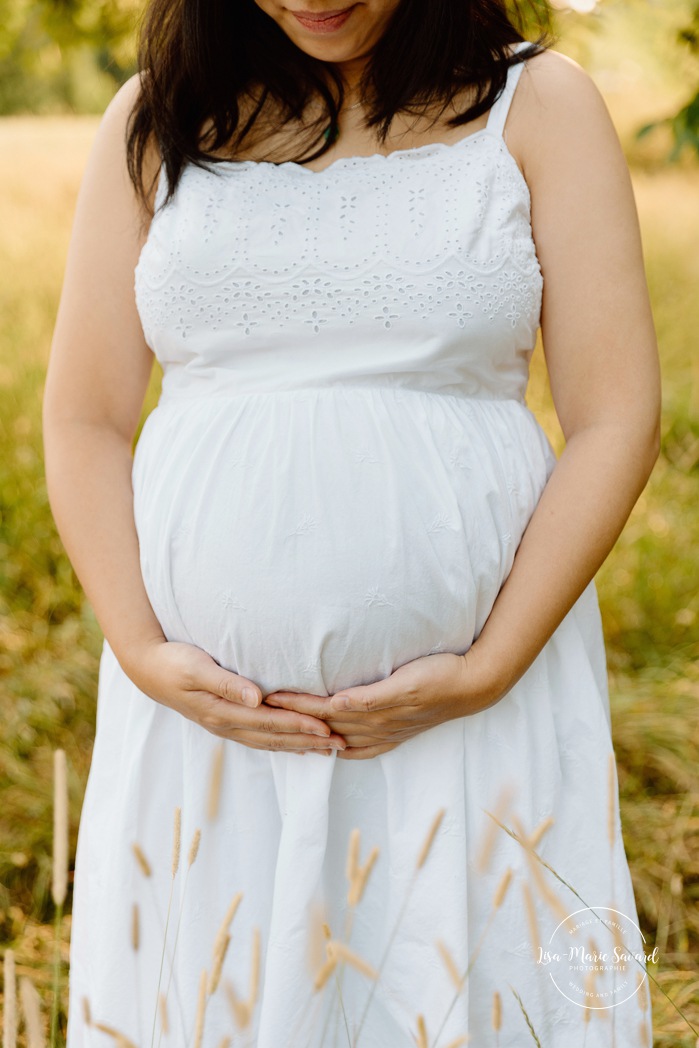 Countryside maternity photos. Wild field maternity photos. Séance photo au parc Maisonneuve. Maisonneuve Park photoshoot. Photographe maternité à Montréal. Montreal maternity photographer.