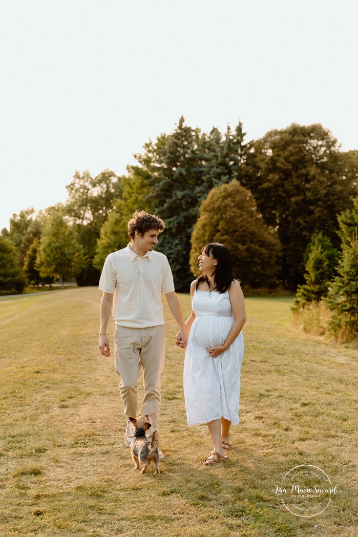 Maternity photos with dog. Maternity photos with pet. Countryside maternity photos. Wild field maternity photos. Séance photo au parc Maisonneuve. Maisonneuve Park photoshoot. Photographe maternité à Montréal. Montreal maternity photographer.