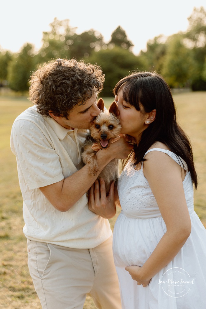 Maternity photos with dog. Maternity photos with pet. Countryside maternity photos. Wild field maternity photos. Séance photo au parc Maisonneuve. Maisonneuve Park photoshoot. Photographe maternité à Montréal. Montreal maternity photographer.