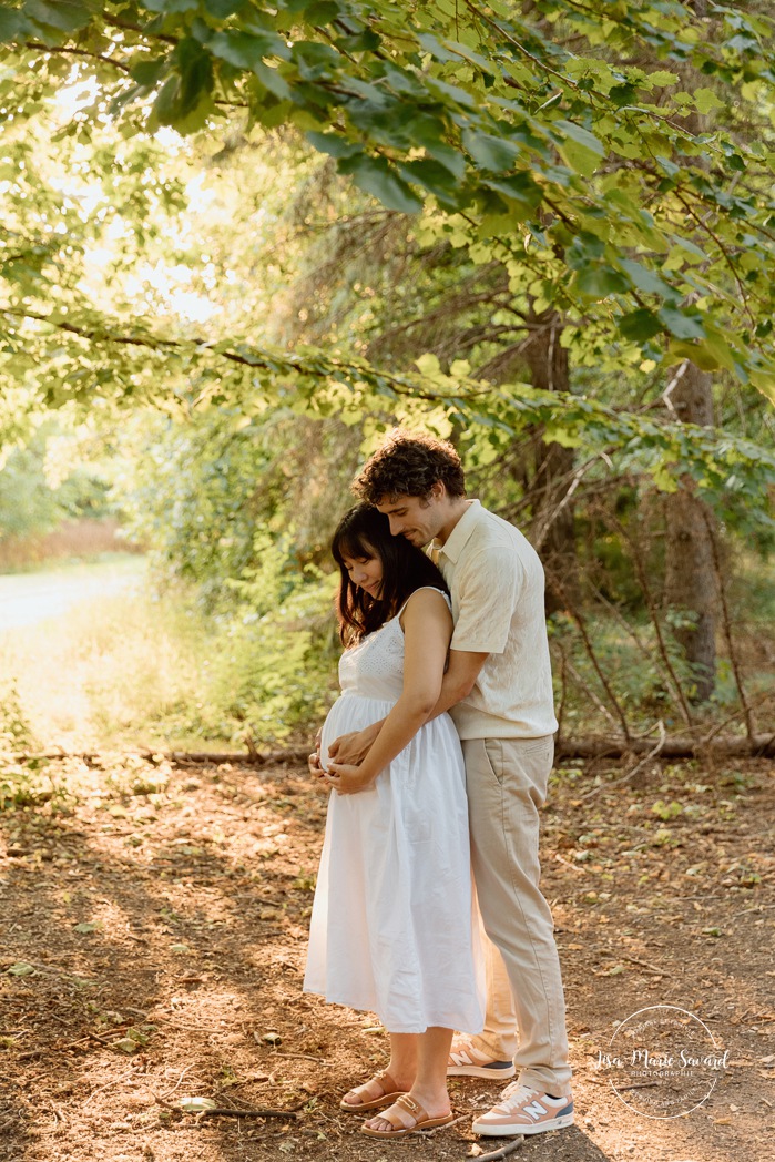 Countryside maternity photos. Wild field maternity photos. Séance photo au parc Maisonneuve. Maisonneuve Park photoshoot. Photographe maternité à Montréal. Montreal maternity photographer.