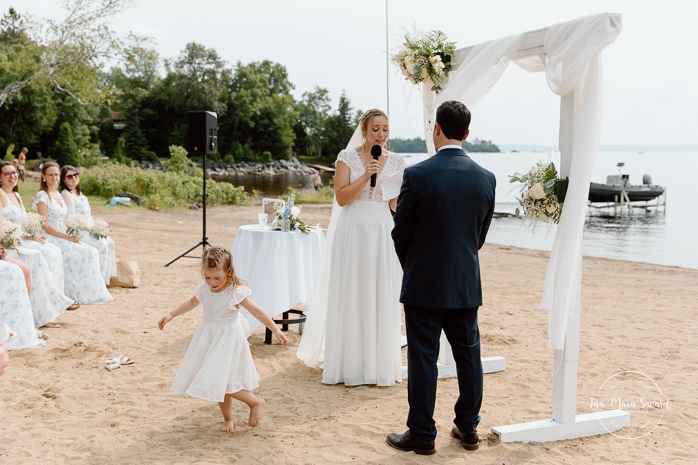Beach wedding ceremony. Summer lakefront wedding. Mariage au bord du Lac-Saint-Jean. Auberge des Îles. Photographe mariage Saguenay-Lac-Saint-Jean