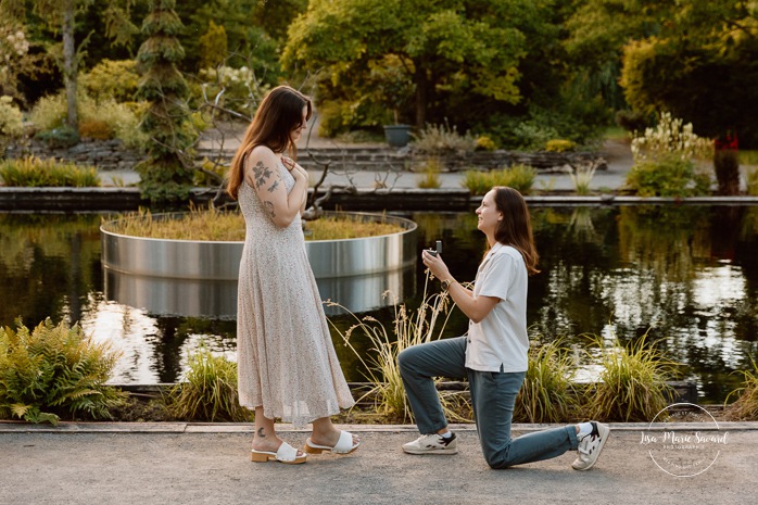 Same sex proposal photos. Lesbian proposal photos. Botanical garden surprise proposal. Photographe de demande en mariage à Montréal. Demande en mariage surprise à Montréal. Montreal proposal photographer. Montreal surprise proposal. Jardin botanique de Montréal