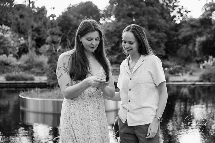 Same sex proposal photos. Lesbian proposal photos. Botanical garden surprise proposal. Photographe de demande en mariage à Montréal. Demande en mariage surprise à Montréal. Montreal proposal photographer. Montreal surprise proposal. Jardin botanique de Montréal