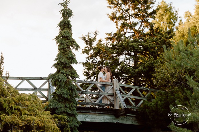 Same sex engagement photos. Lesbian engagement photos. Botanical garden engagement photos. Photographe de demande en mariage à Montréal. Demande en mariage surprise à Montréal. Montreal proposal photographer. Montreal surprise proposal. Jardin botanique de Montréal