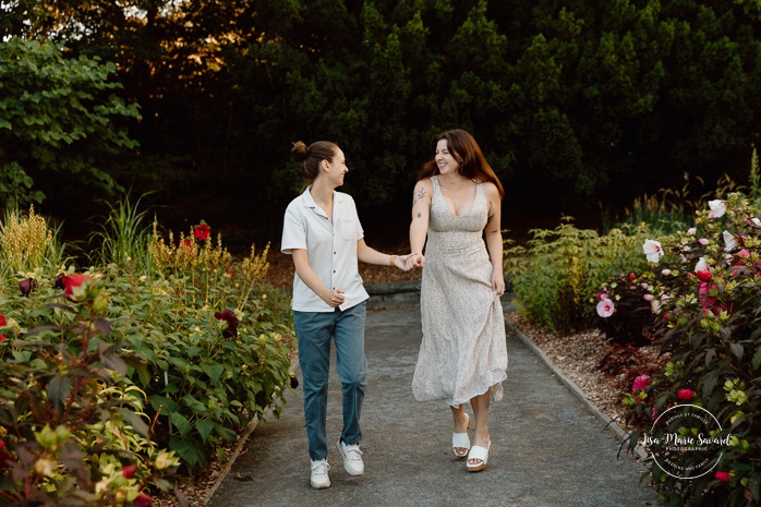 Same sex engagement photos. Lesbian engagement photos. Botanical garden engagement photos. Photographe de demande en mariage à Montréal. Demande en mariage surprise à Montréal. Montreal proposal photographer. Montreal surprise proposal. Jardin botanique de Montréal