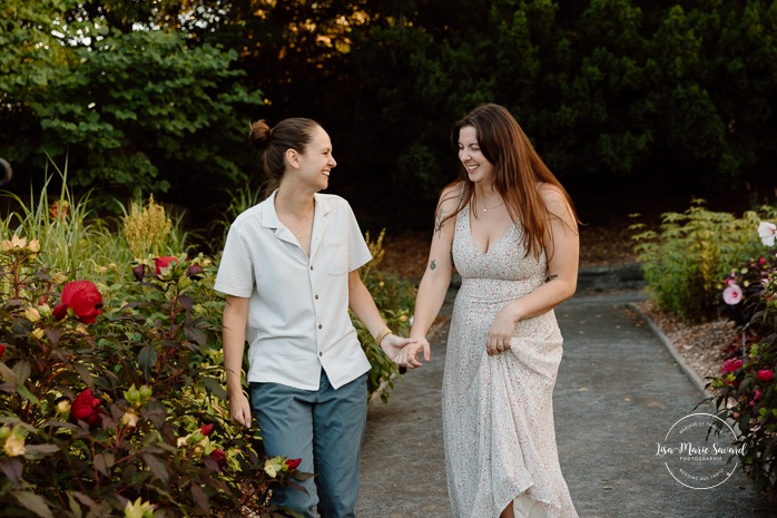 Same sex engagement photos. Lesbian engagement photos. Botanical garden engagement photos. Photographe de demande en mariage à Montréal. Demande en mariage surprise à Montréal. Montreal proposal photographer. Montreal surprise proposal. Jardin botanique de Montréal