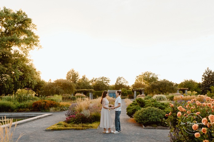 Same sex engagement photos. Lesbian engagement photos. Botanical garden engagement photos. Photographe de demande en mariage à Montréal. Demande en mariage surprise à Montréal. Montreal proposal photographer. Montreal surprise proposal. Jardin botanique de Montréal