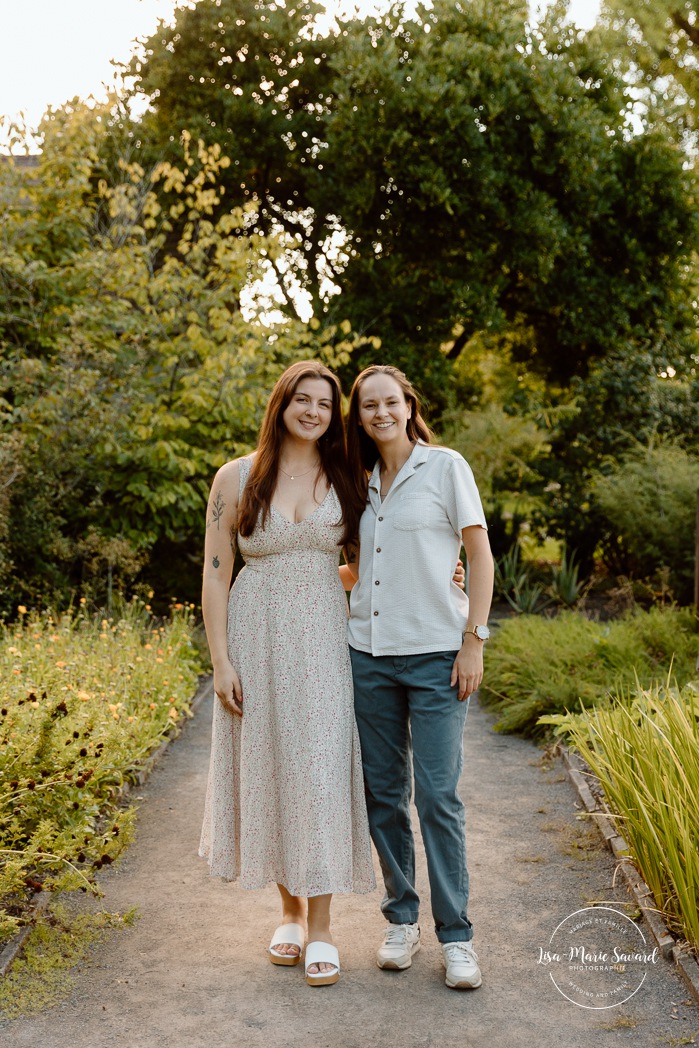 Same sex engagement photos. Lesbian engagement photos. Botanical garden engagement photos. Photographe de demande en mariage à Montréal. Demande en mariage surprise à Montréal. Montreal proposal photographer. Montreal surprise proposal. Jardin botanique de Montréal