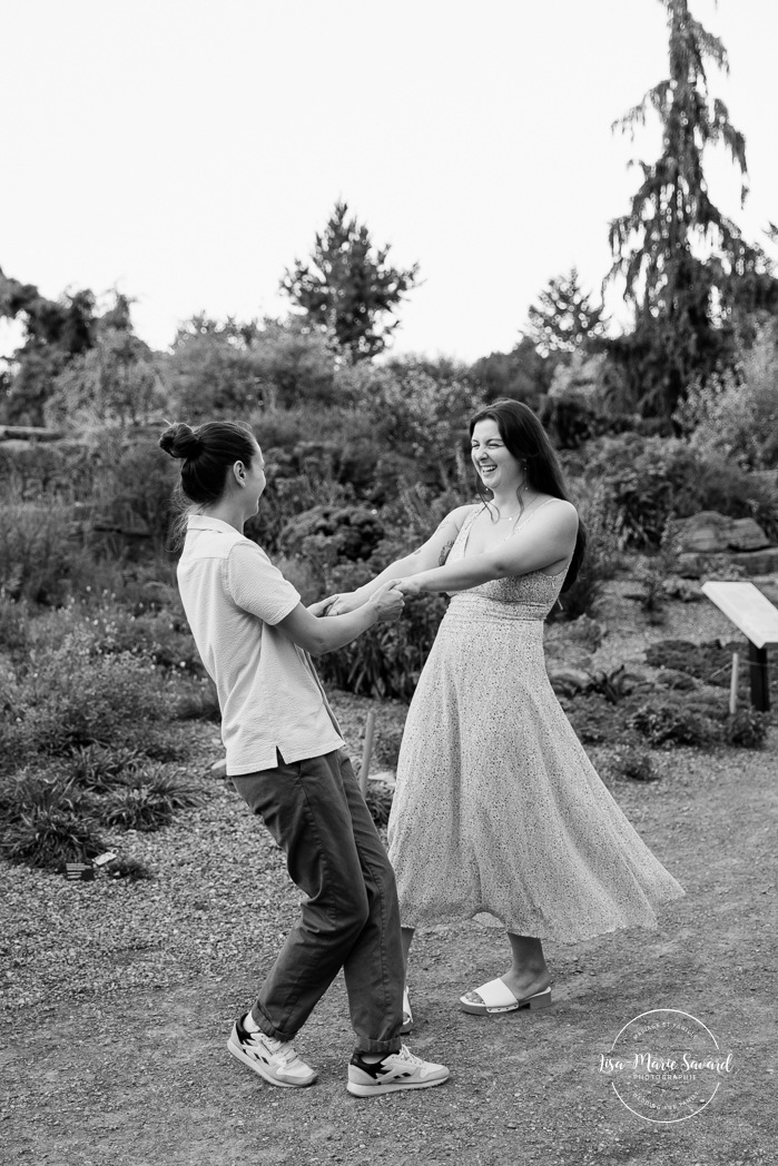 Same sex engagement photos. Lesbian engagement photos. Botanical garden engagement photos. Photographe de demande en mariage à Montréal. Demande en mariage surprise à Montréal. Montreal proposal photographer. Montreal surprise proposal. Jardin botanique de Montréal
