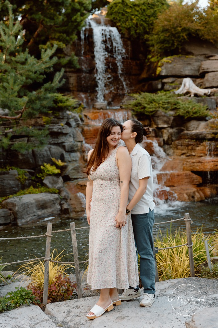 Same sex engagement photos. Lesbian engagement photos. Botanical garden engagement photos. Photographe de demande en mariage à Montréal. Demande en mariage surprise à Montréal. Montreal proposal photographer. Montreal surprise proposal. Jardin botanique de Montréal