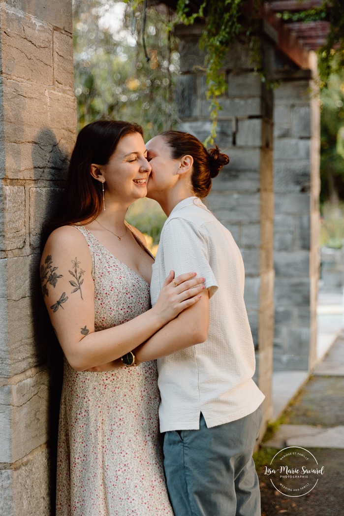 Same sex engagement photos. Lesbian engagement photos. Botanical garden engagement photos. Photographe de demande en mariage à Montréal. Demande en mariage surprise à Montréal. Montreal proposal photographer. Montreal surprise proposal. Jardin botanique de Montréal