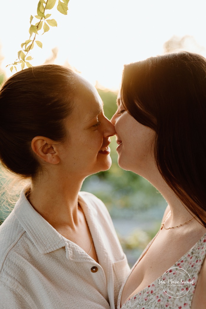 Same sex engagement photos. Lesbian engagement photos. Botanical garden engagement photos. Photographe de demande en mariage à Montréal. Demande en mariage surprise à Montréal. Montreal proposal photographer. Montreal surprise proposal. Jardin botanique de Montréal