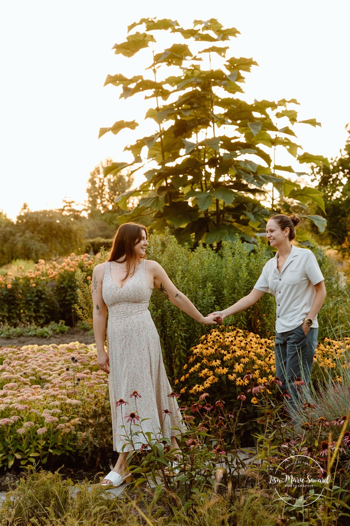 Same sex engagement photos. Lesbian engagement photos. Botanical garden engagement photos. Photographe de demande en mariage à Montréal. Demande en mariage surprise à Montréal. Montreal proposal photographer. Montreal surprise proposal. Jardin botanique de Montréal