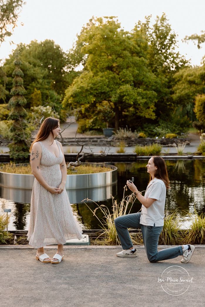 Same sex proposal photos. Lesbian proposal photos. Botanical garden surprise proposal. Photographe de demande en mariage à Montréal. Demande en mariage surprise à Montréal. Montreal proposal photographer. Montreal surprise proposal. Jardin botanique de Montréal