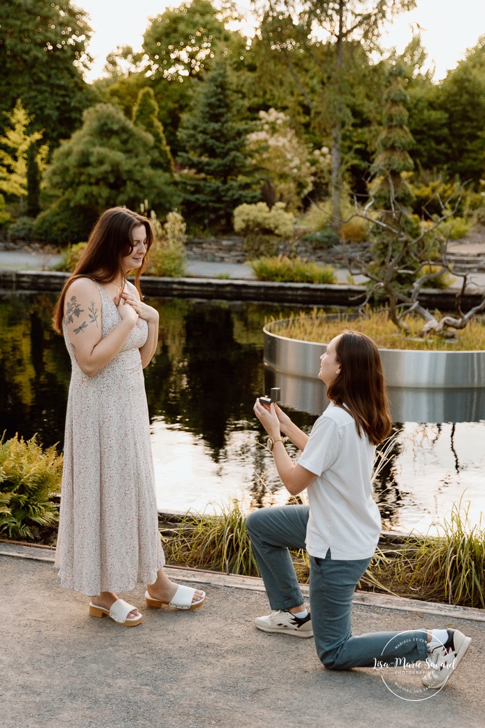 Same sex proposal photos. Lesbian proposal photos. Botanical garden surprise proposal. Photographe de demande en mariage à Montréal. Demande en mariage surprise à Montréal. Montreal proposal photographer. Montreal surprise proposal. Jardin botanique de Montréal