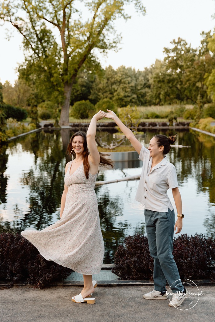 Same sex proposal photos. Lesbian proposal photos. Botanical garden surprise proposal. Photographe de demande en mariage à Montréal. Demande en mariage surprise à Montréal. Montreal proposal photographer. Montreal surprise proposal. Jardin botanique de Montréal