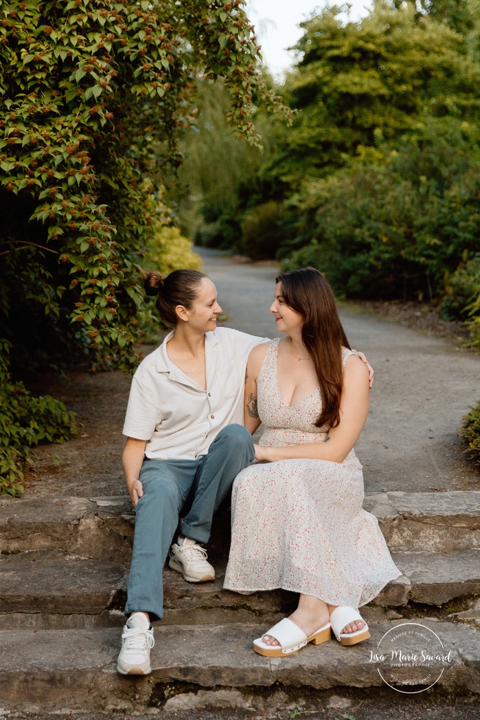 Same sex engagement photos. Lesbian engagement photos. Botanical garden engagement photos. Photographe de demande en mariage à Montréal. Demande en mariage surprise à Montréal. Montreal proposal photographer. Montreal surprise proposal. Jardin botanique de Montréal