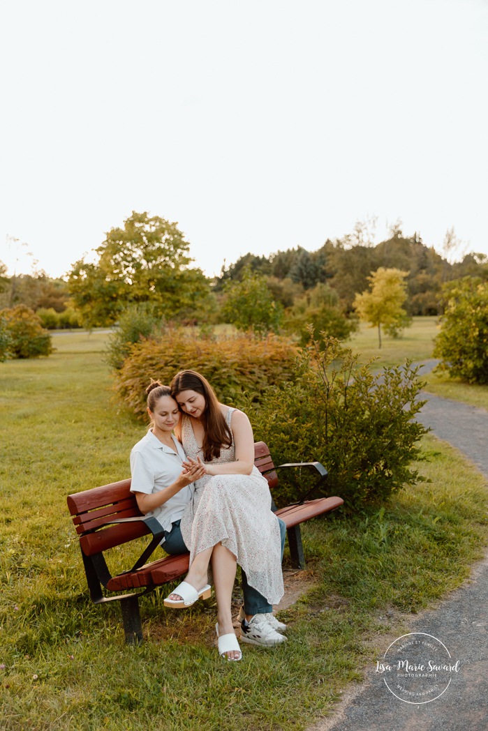 Same sex engagement photos. Lesbian engagement photos. Botanical garden engagement photos. Photographe de demande en mariage à Montréal. Demande en mariage surprise à Montréal. Montreal proposal photographer. Montreal surprise proposal. Jardin botanique de Montréal