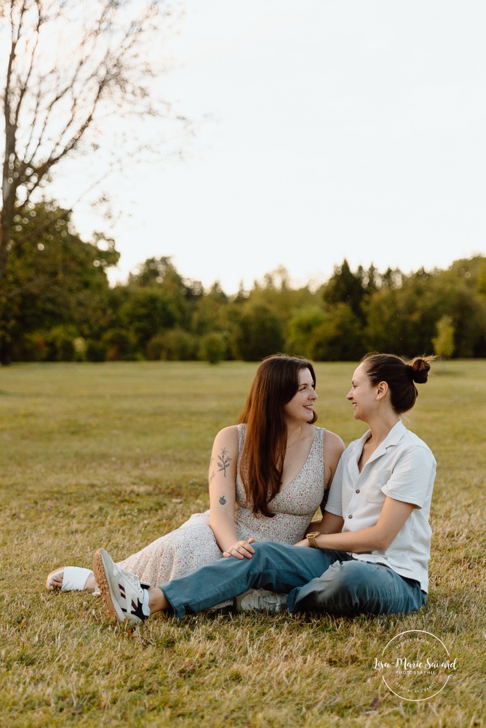 Same sex engagement photos. Lesbian engagement photos. Botanical garden engagement photos. Photographe de demande en mariage à Montréal. Demande en mariage surprise à Montréal. Montreal proposal photographer. Montreal surprise proposal. Jardin botanique de Montréal