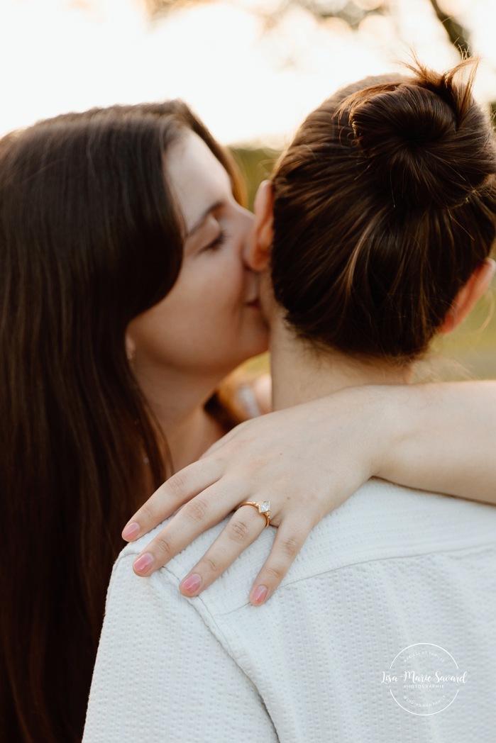 Same sex engagement photos. Lesbian engagement photos. Botanical garden engagement photos. Photographe de demande en mariage à Montréal. Demande en mariage surprise à Montréal. Montreal proposal photographer. Montreal surprise proposal. Jardin botanique de Montréal