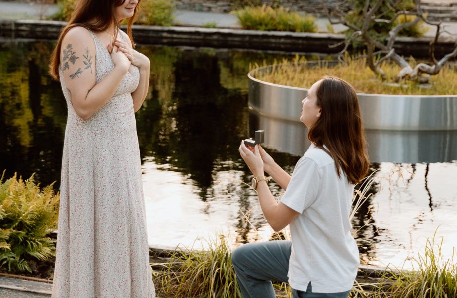 Same sex proposal photos. Lesbian proposal photos. Botanical garden surprise proposal. Photographe de demande en mariage à Montréal. Demande en mariage surprise à Montréal. Montreal proposal photographer. Montreal surprise proposal. Jardin botanique de Montréal