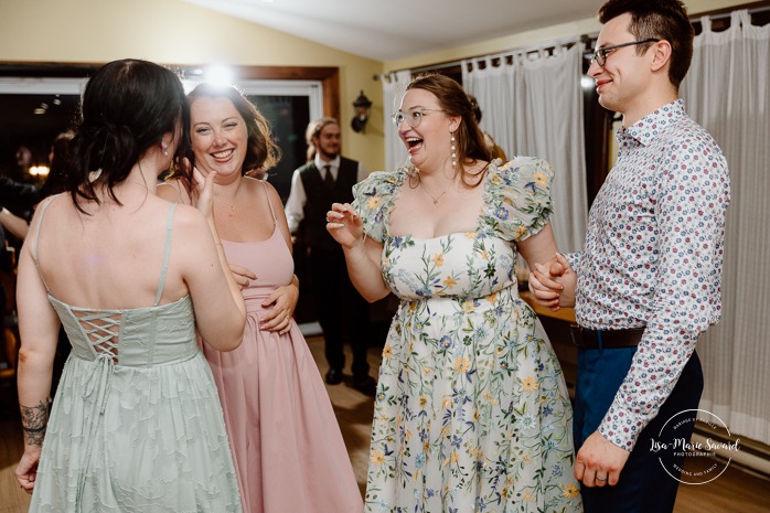 Wedding reception in small inn. Mariage en Estrie dans un chalet. Photographe de mariage dans les Cantons-de-l'Est. Le Camp de base Sutton. Eastern Township wedding photographer.