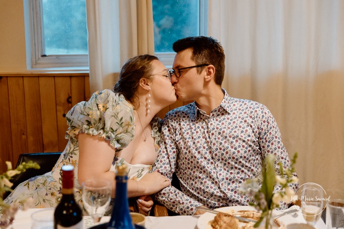 Wedding reception in small inn. Mariage en Estrie dans un chalet. Photographe de mariage dans les Cantons-de-l'Est. Le Camp de base Sutton. Eastern Township wedding photographer.