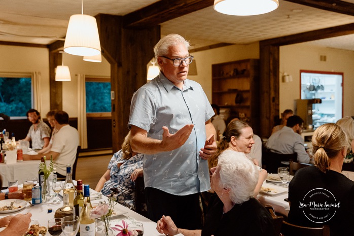 Wedding reception in small inn. Mariage en Estrie dans un chalet. Photographe de mariage dans les Cantons-de-l'Est. Le Camp de base Sutton. Eastern Township wedding photographer.