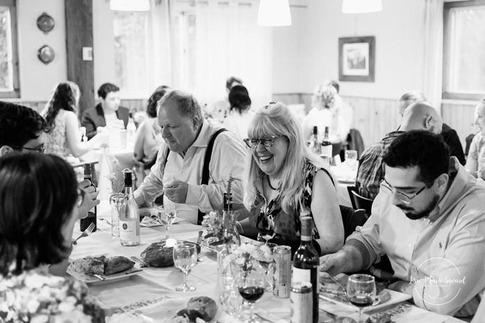 Wedding reception in small inn. Mariage en Estrie dans un chalet. Photographe de mariage dans les Cantons-de-l'Est. Le Camp de base Sutton. Eastern Township wedding photographer.