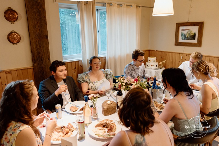Wedding reception in small inn. Mariage en Estrie dans un chalet. Photographe de mariage dans les Cantons-de-l'Est. Le Camp de base Sutton. Eastern Township wedding photographer.