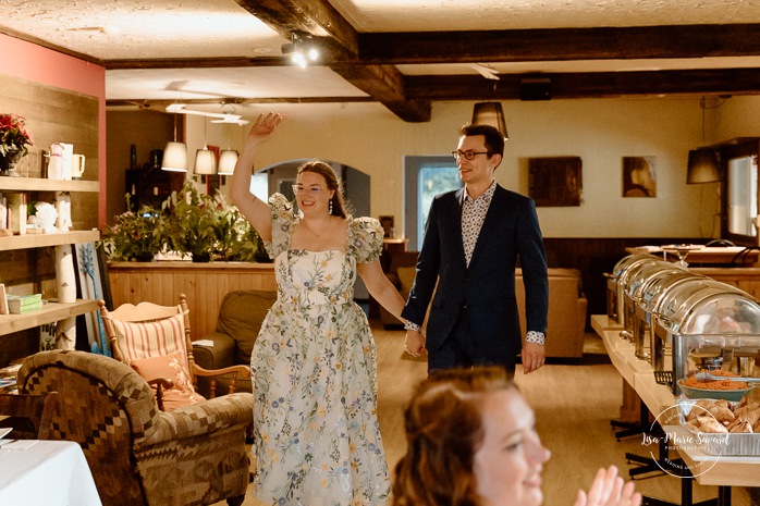 Wedding reception in small inn. Mariage en Estrie dans un chalet. Photographe de mariage dans les Cantons-de-l'Est. Le Camp de base Sutton. Eastern Township wedding photographer.