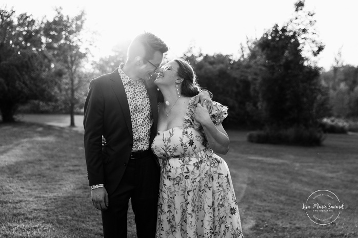Golden hour wedding photos. Sunset wedding photos. Romantic wedding photos. Plus size bride wedding photos. Mariage en Estrie dans un chalet. Photographe de mariage dans les Cantons-de-l'Est. Eastern Township wedding photographer.