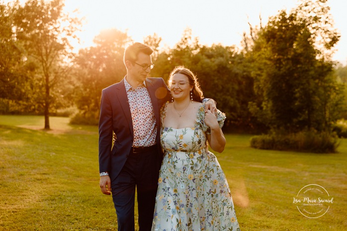 Golden hour wedding photos. Sunset wedding photos. Romantic wedding photos. Plus size bride wedding photos. Mariage en Estrie dans un chalet. Photographe de mariage dans les Cantons-de-l'Est. Eastern Township wedding photographer.