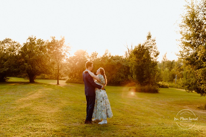 Golden hour wedding photos. Sunset wedding photos. Romantic wedding photos. Plus size bride wedding photos. Mariage en Estrie dans un chalet. Photographe de mariage dans les Cantons-de-l'Est. Eastern Township wedding photographer.