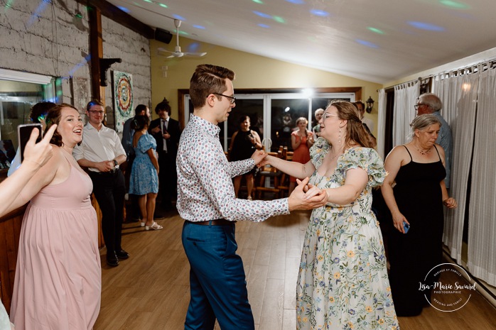 Wedding reception in small inn. Mariage en Estrie dans un chalet. Photographe de mariage dans les Cantons-de-l'Est. Le Camp de base Sutton. Eastern Township wedding photographer.
