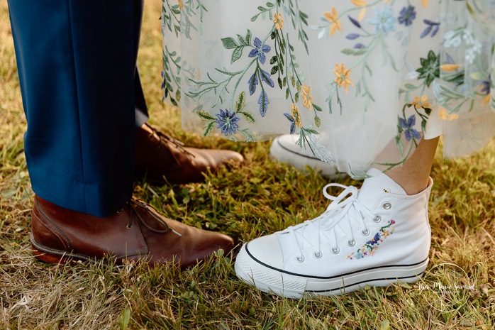 Golden hour wedding photos. Sunset wedding photos. Romantic wedding photos. Plus size bride wedding photos. Mariage en Estrie dans un chalet. Photographe de mariage dans les Cantons-de-l'Est. Eastern Township wedding photographer.