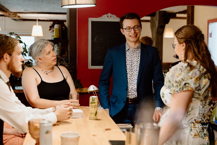 Wedding reception in small inn. Mariage en Estrie dans un chalet. Photographe de mariage dans les Cantons-de-l'Est. Le Camp de base Sutton. Eastern Township wedding photographer.