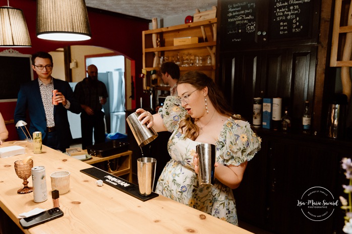 Wedding reception in small inn. Mariage en Estrie dans un chalet. Photographe de mariage dans les Cantons-de-l'Est. Le Camp de base Sutton. Eastern Township wedding photographer.