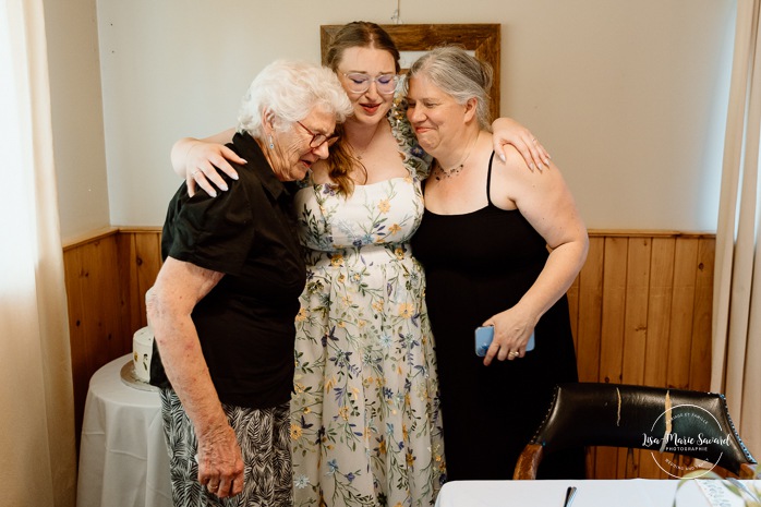 Wedding reception in small inn. Mariage en Estrie dans un chalet. Photographe de mariage dans les Cantons-de-l'Est. Le Camp de base Sutton. Eastern Township wedding photographer.