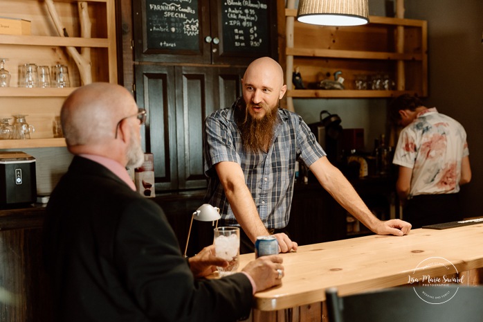 Wedding reception in small inn. Mariage en Estrie dans un chalet. Photographe de mariage dans les Cantons-de-l'Est. Le Camp de base Sutton. Eastern Township wedding photographer.