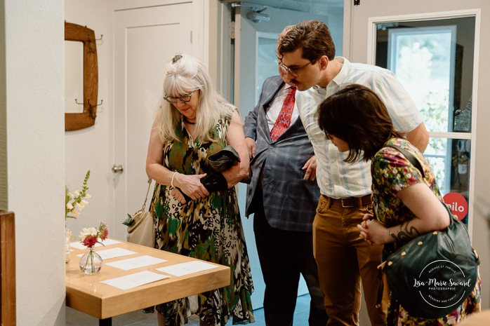 Wedding reception in small inn. Mariage en Estrie dans un chalet. Photographe de mariage dans les Cantons-de-l'Est. Le Camp de base Sutton. Eastern Township wedding photographer.