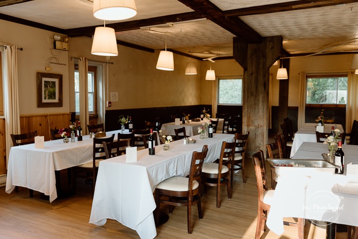 Wedding reception in small inn. Mariage en Estrie dans un chalet. Photographe de mariage dans les Cantons-de-l'Est. Le Camp de base Sutton. Eastern Township wedding photographer.