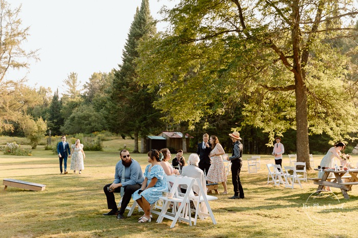 Cottagecore wedding photos. Garden party wedding ideas. Mariage en Estrie dans un chalet. Photographe de mariage dans les Cantons-de-l'Est. Eastern Township wedding photographer.