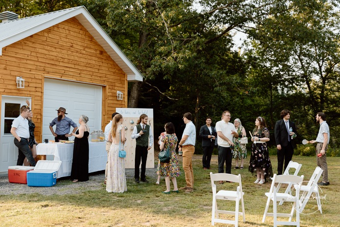 Cottagecore wedding photos. Garden party wedding ideas. Mariage en Estrie dans un chalet. Photographe de mariage dans les Cantons-de-l'Est. Eastern Township wedding photographer.