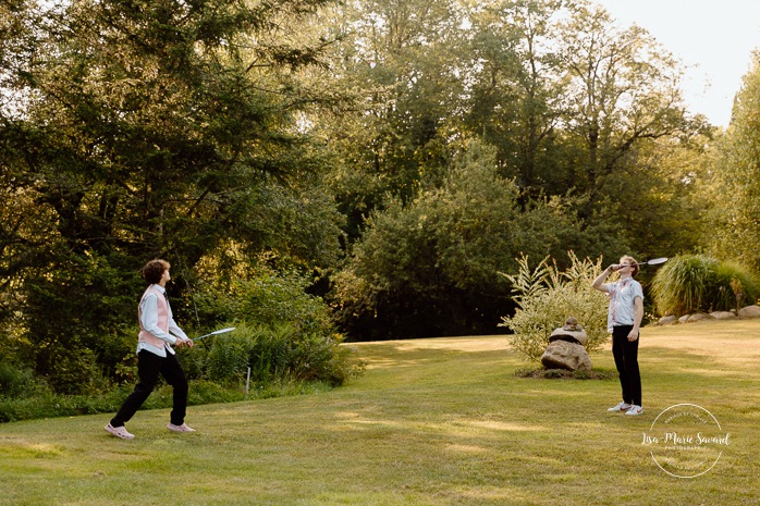 Cottagecore wedding photos. Garden party wedding ideas. Mariage en Estrie dans un chalet. Photographe de mariage dans les Cantons-de-l'Est. Eastern Township wedding photographer.