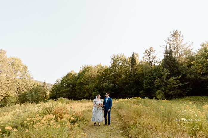 Cottagecore wedding photos. Flowery meadow wedding photos. Plus size bride wedding photos. Mariage en Estrie dans un chalet. Photographe de mariage dans les Cantons-de-l'Est. Eastern Township wedding photographer.